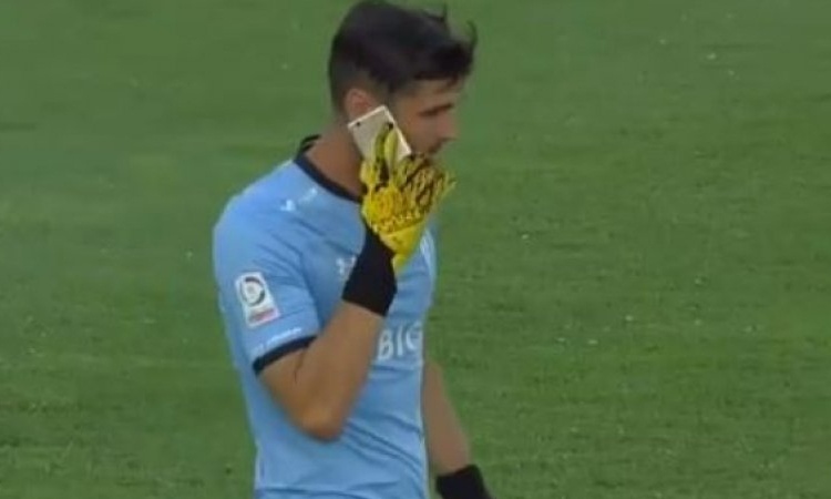 Μυθικό περιστατικό: Του πέταξαν κινητό και αυτός απάντησε στην κλήση (video)