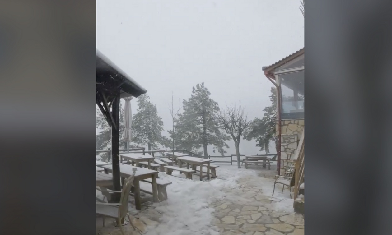 Καιρός: Ξανά στα λευκά η Πάρνηθα - Χιονίζει στο καταφύγιο Μπάφι (video)