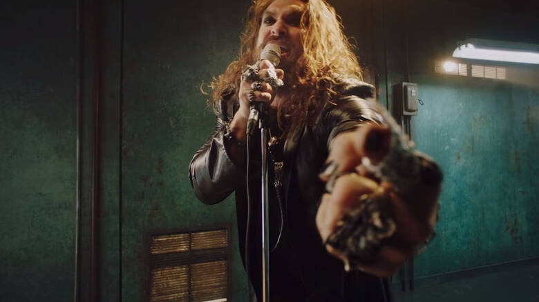 Ο Τζέισον Μομόα έγινε… Όζι Όζμπορν και του ταιριάζει!