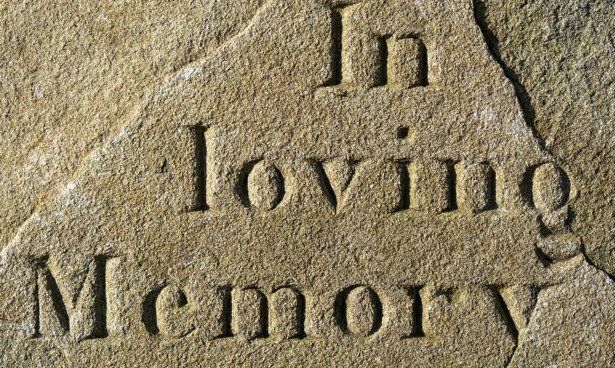 Απίστευτο: Αφαίρεσαν την πλάκα από τον τάφο του γιου τους - Δείτε γιατί (photo)