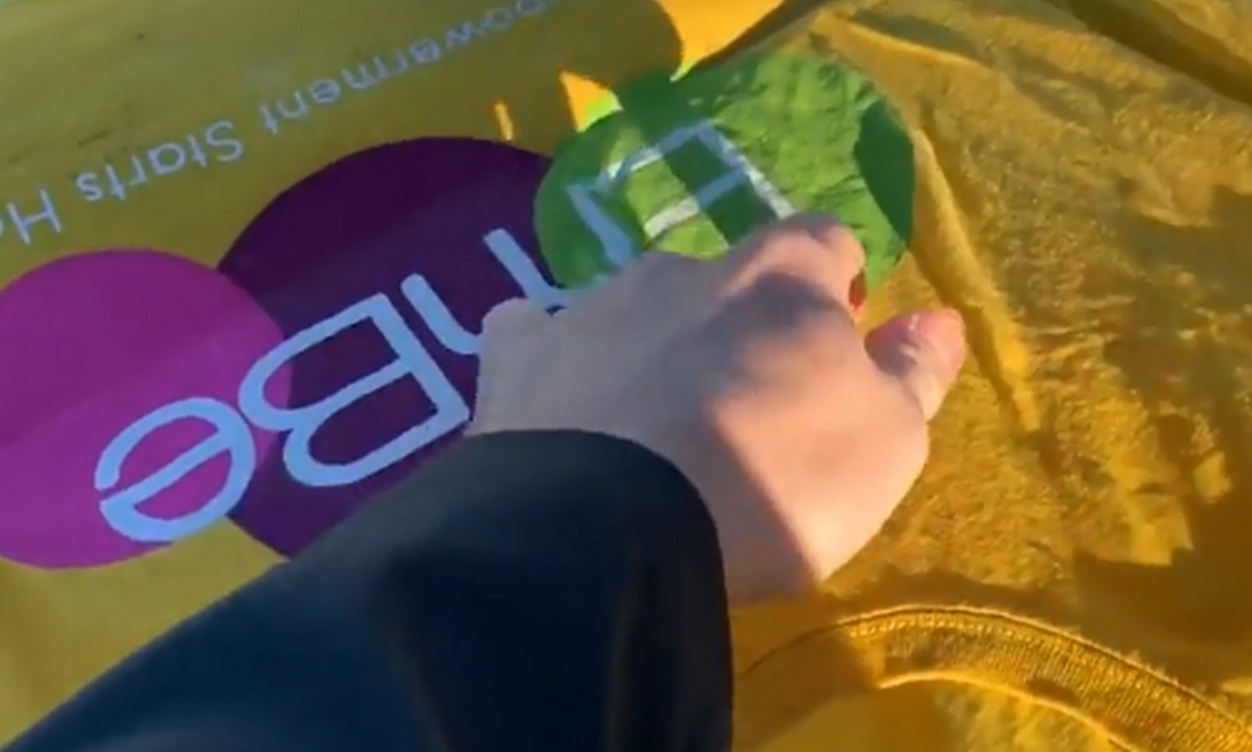 Καιρός: Άπλωσε ένα μπλουζάκι εν μέσω πολικού ψύχους - Δείτε τι συνέβη... (video)