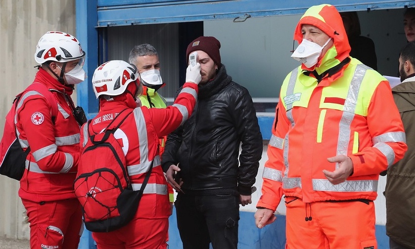 Έλεγχος έξω από το γήπεδο της Λέτσε για κοροναϊό (photos)