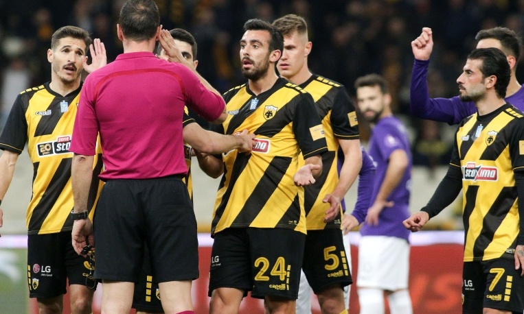 Ένταση και καθυστέρηση στο δεύτερο ημίχρονο στο ΟΑΚΑ, έξαλλοι με το πέναλτι στην ΑΕΚ (photos)