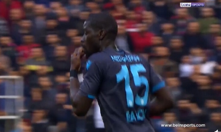 Απίστευτο και όμως αληθινό: Έφαγε το χαρτάκι για να μην το δει ο αντίπαλος του (video)