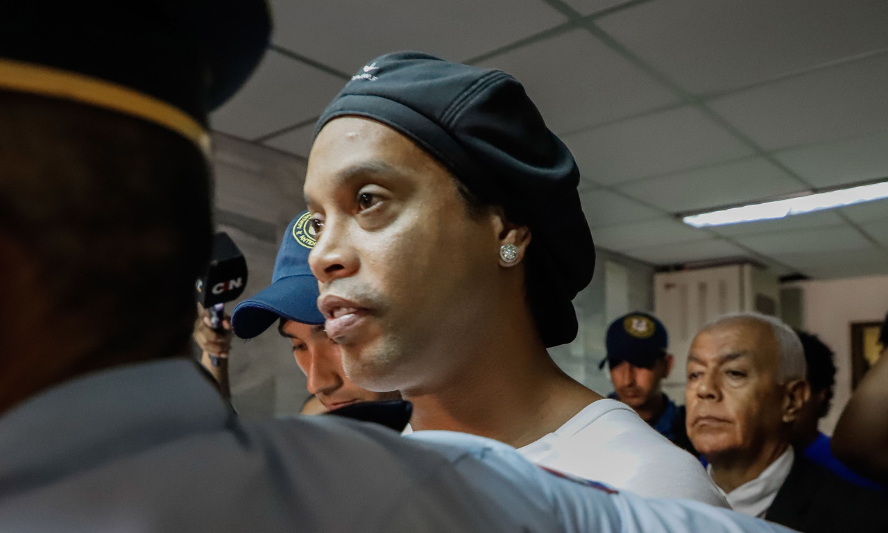 Σοκ! Στη φυλακή ο Ροναλντίνιο! (photos+video)