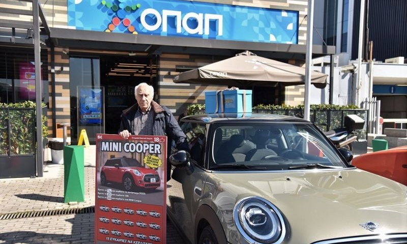ΣΚΡΑΤΣ «ΜΙΝΙ COOPER»: Τυχερός παίκτης από την Πτολεμαΐδα ποζάρει με το αυτοκίνητο που κέρδισε