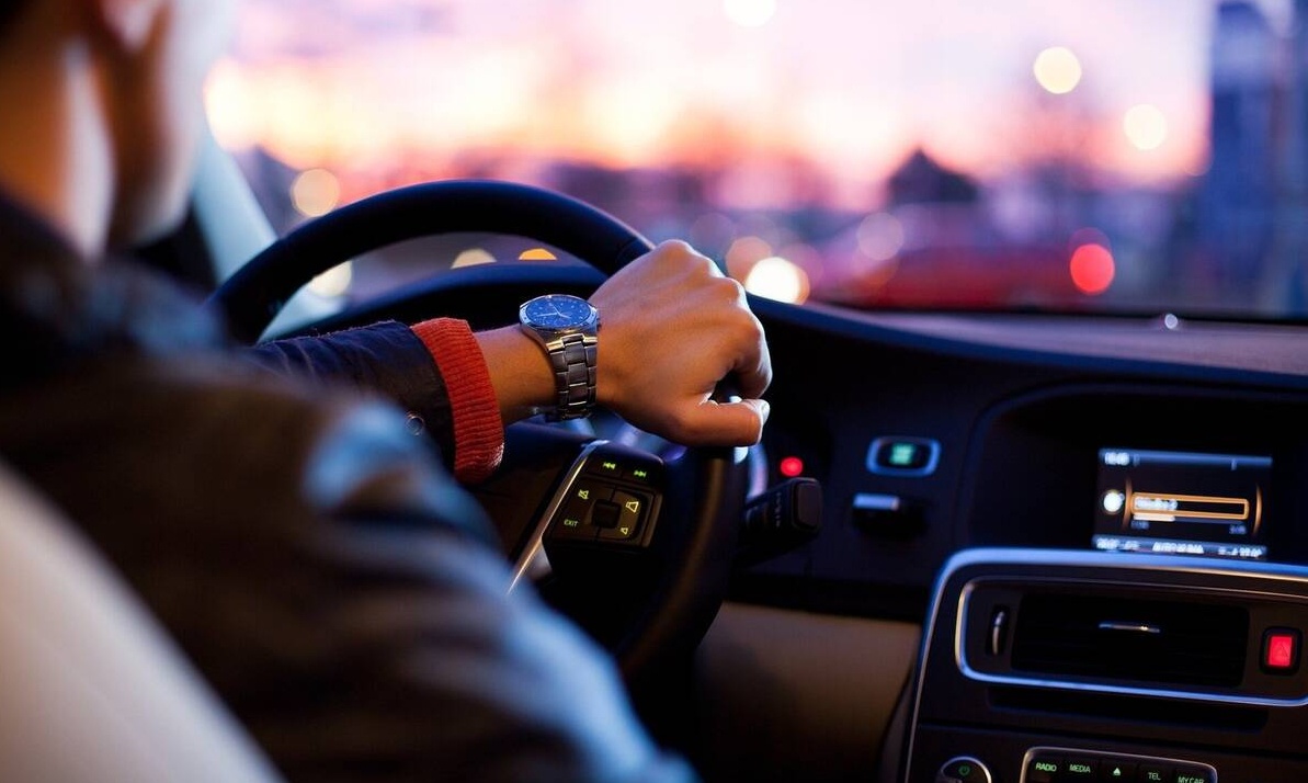 Πήγε να κάνει προσπέραση - Αυτό που είδε στο διπλανό αμάξι τον σόκαρε (video)