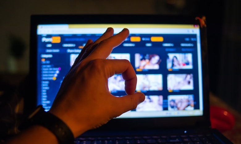 Κοροναϊός: Δωρεάν... πορνό για όλους! (photos)