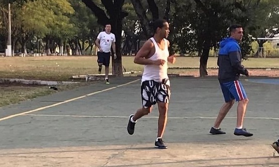 Έπαιξε μπάλα στη φυλακή ο Ροναλντίνιο - Το απίστευτο έπαθλο που κέρδισε η ομάδα του