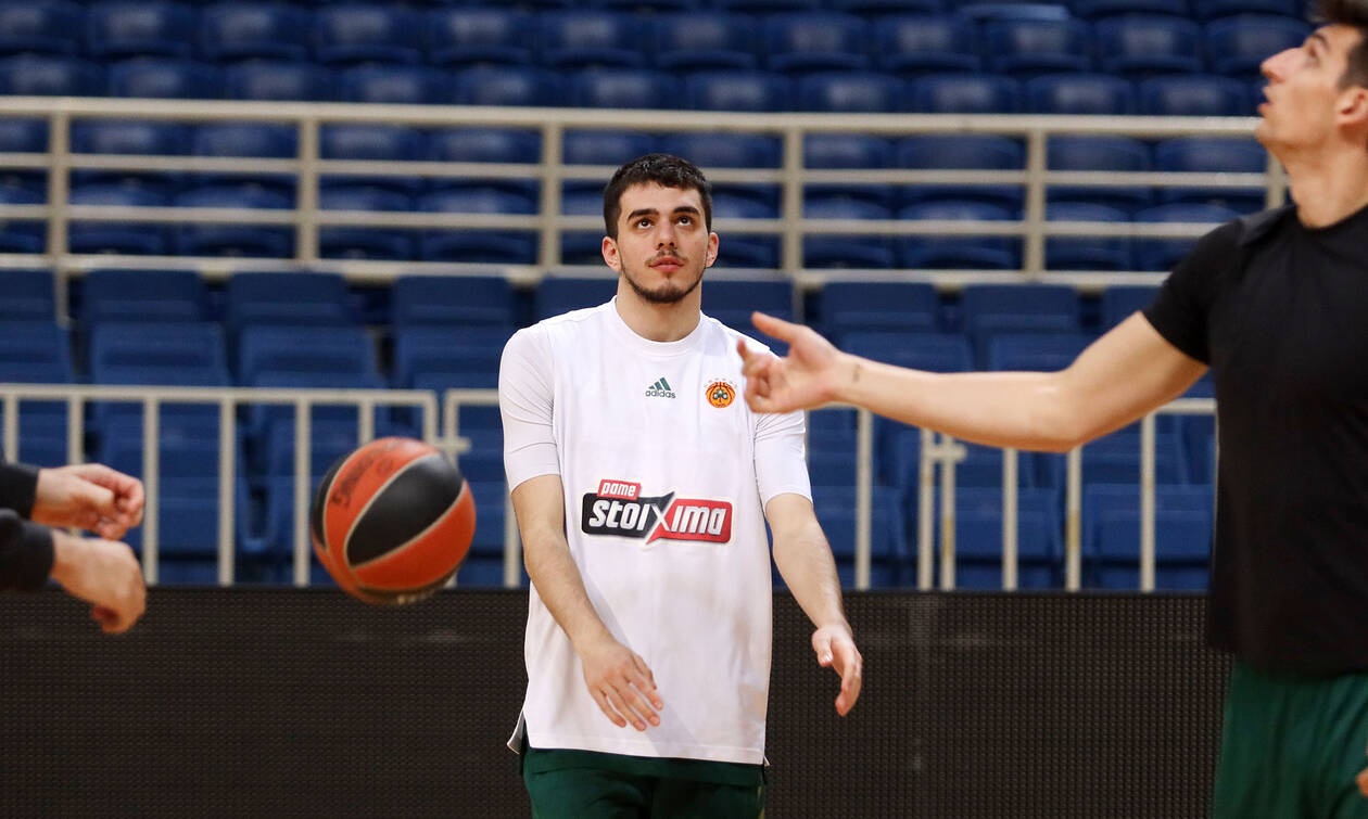 Μυθικός Παπαδάκης βάζει καλάθι από το παράθυρο του (video)