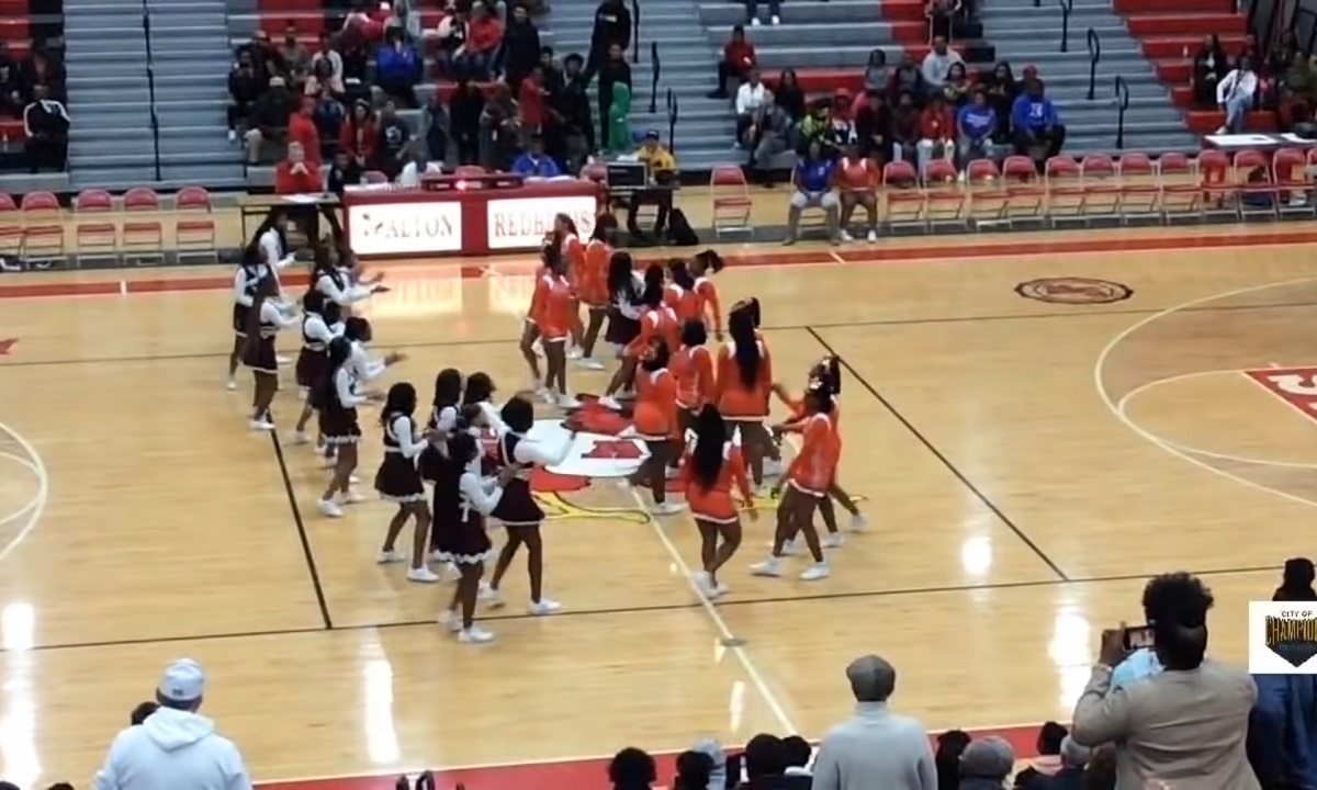 Τρελό ξύλο! Όταν οι μαζορέτες πιάνονται στα χέρια (video)