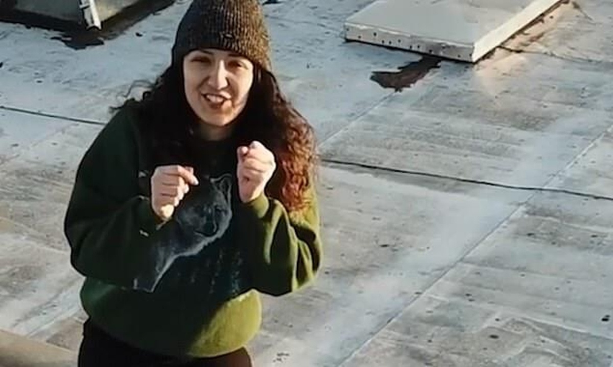 Καμάκι σε καραντίνα! Την είδε να χορεύει στην ταράτσα - Έτσι της την έπεσε (photos+video)