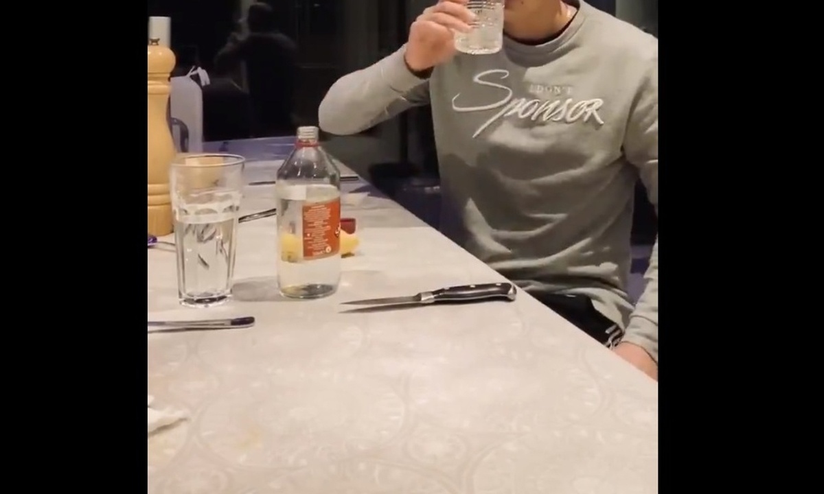 Κορονοϊός: Γιος πρώην ποδοσφαιριστή πίνει ξύδι και δεν καταλαβαίνει τίποτα (video)