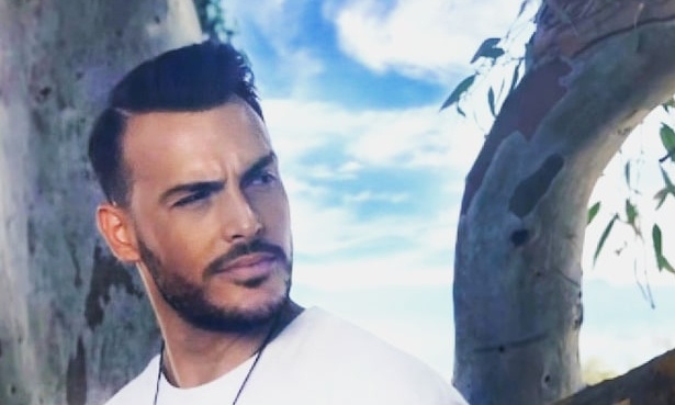 «Σκληρή καρδιά»: Η νέα επιτυχία του Σάκη Αρσενίου μόλις κυκλοφόρησε (vid)