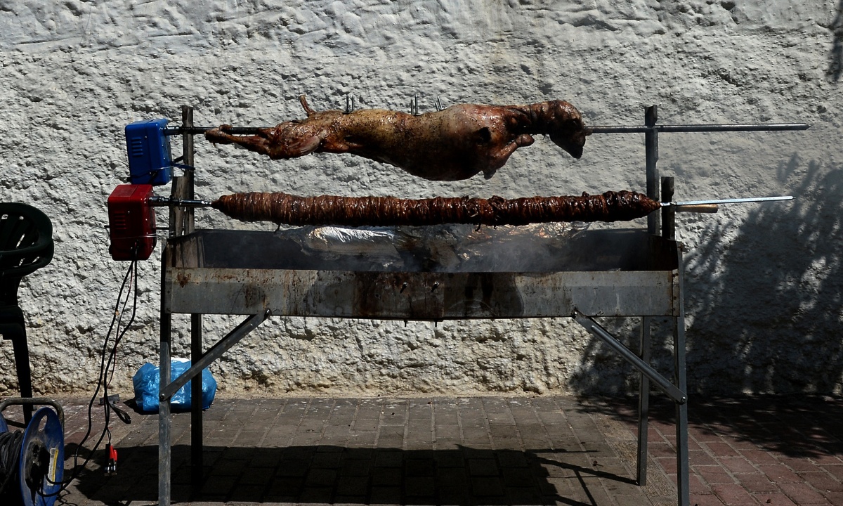 Ελληνική ψησταριά θα σουβλίσει αρνιά το Πάσχα και θα κάνει delivery! (video)