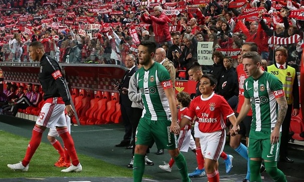 Κορονοϊός: Το παλεύουν για... σέντρα στην Πορτογαλία