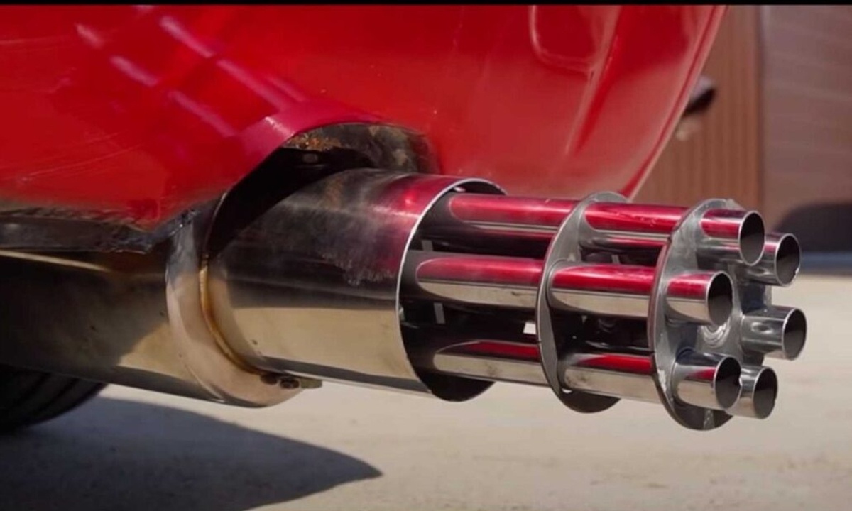 Απίστευτο: Ένα Lada με… πολυβόλο στην εξάτμιση (video)