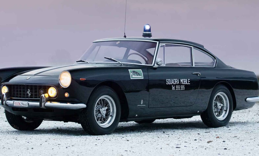 Το όνειρο κάθε κακοποιού είναι να μπει στο περιπολικό της Ferrari