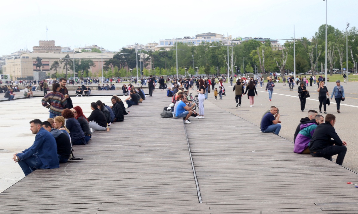 Απίστευτες εικόνες στη Θεσσαλονίκη: Ένας... σκουπιδότοπος μετά την κυριακάτικη βόλτα (photos)