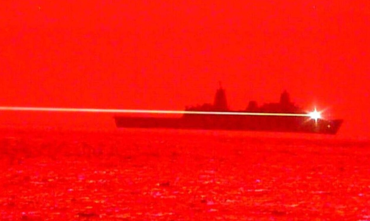 Αμερικανικό πλοίο καταρρίπτει drone με laser - Απίθανο video