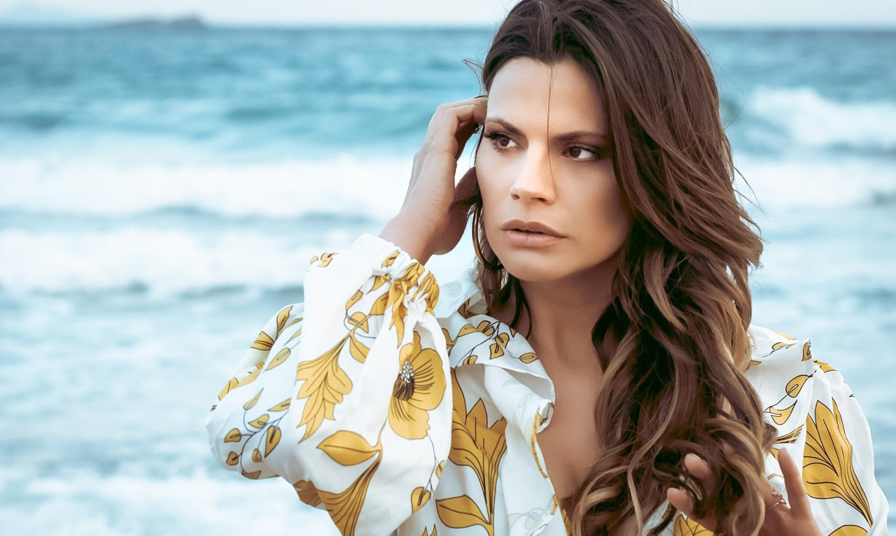 Η Βίκυ Καρνέζη ερμηνεύει Γιώργο Χατζηνάσιο