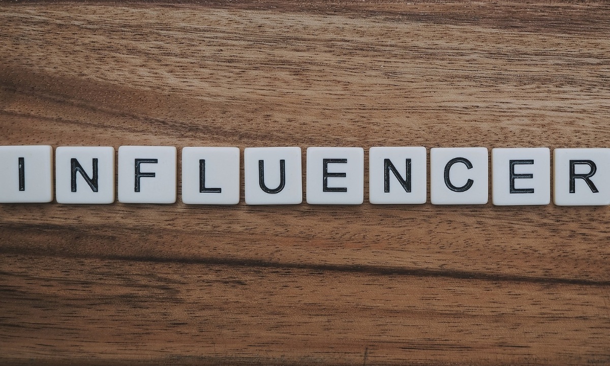 Influencer ανέβασε φωτογραφία στο προφίλ της και πίσω ο φίλος της… σκουπιζόταν (pics)