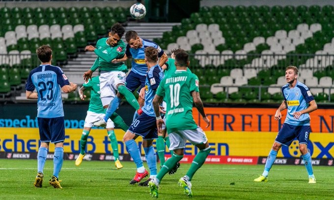 Νικούν τα φαβορί