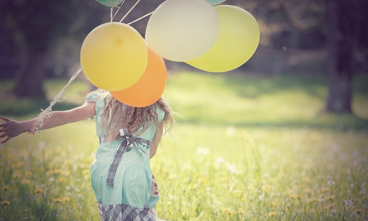 Βάζει λεμόνι πάνω σε μπαλόνι - Μόλις δείτε γιατί θα το κάνετε κι εσείς (video)
