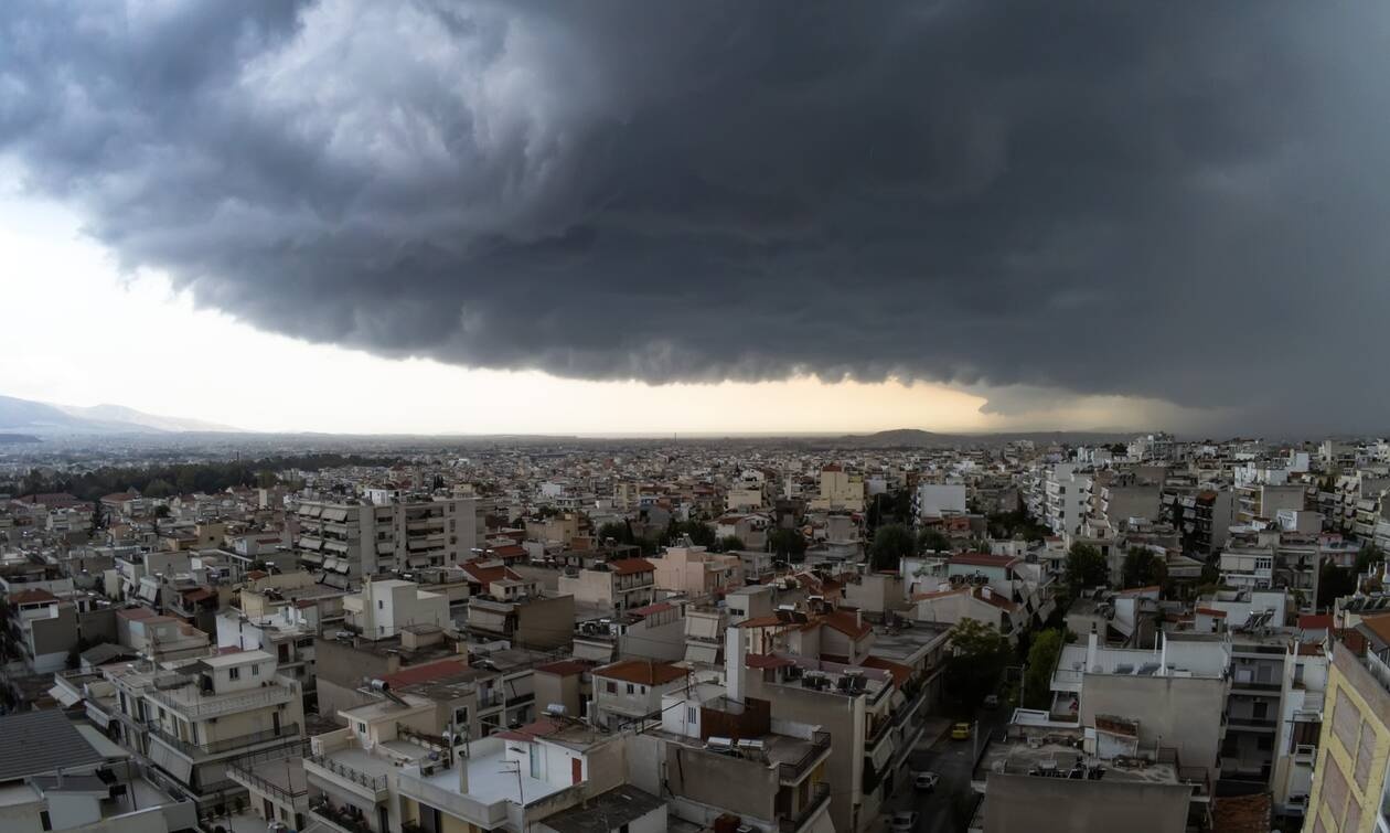 Καιρός ΤΩΡΑ: Ισχυρή καταιγίδα σαρώνει την Αττική