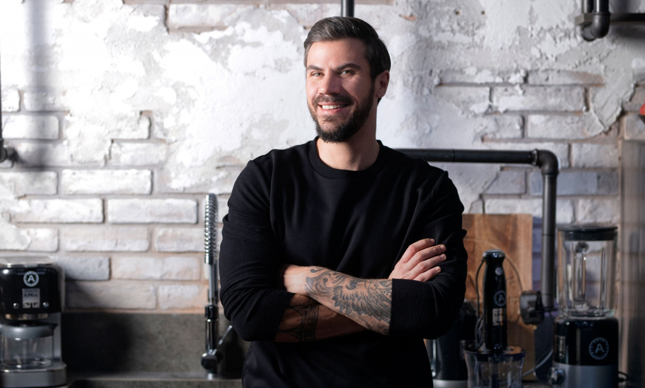 Ο Άκης Πετρετζίκης και η DPG Digital Media σας καλωσορίζουν σε ένα γαστρονομικό ταξίδι!