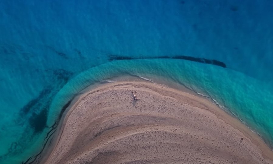 Εκεί είναι η «μαγική» παραλία του σποτ για τον τουρισμό (photos+video)