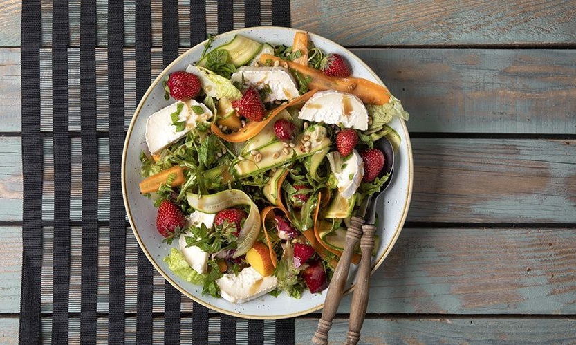 Άκης Πετρετζίκης: Καλοκαιρινή σαλάτα με φρούτα και κατσικίσιο τυρί