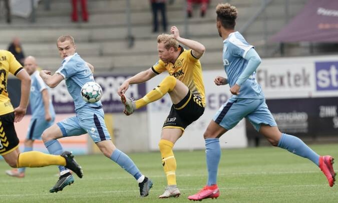 Κορονοϊός-Δανία: Κράτησε το social distancing ο κόσμος στο γήπεδο (photos)