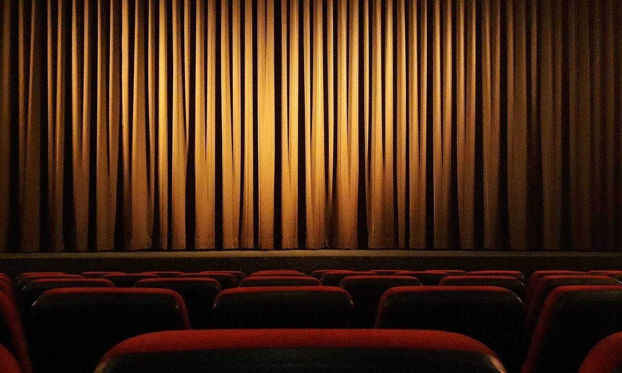 Κατέρρευσε επί σκηνής πασίγνωστος κωμικός - Βρέθηκε θετικός στον κορονοϊό