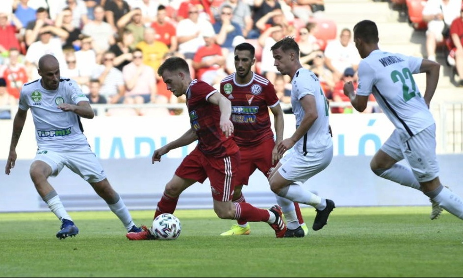 Τρομερά σκηνικά στη Ντεμπρετσένι: Οπαδοί έβγαλαν τις φανέλες από τους παίκτες (photos+videos)