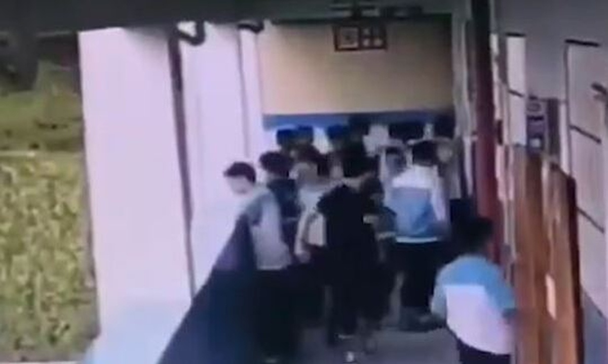 Βίντεο-σοκ: Μαθητής πέταξε από τον τέταρτο όροφο συμμαθητή του (video)