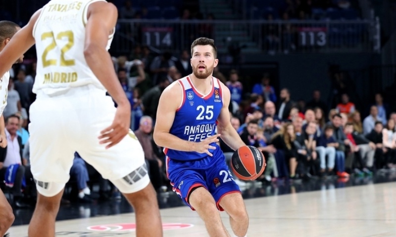 Η Εφές «έστειλε» τον Πίτερς