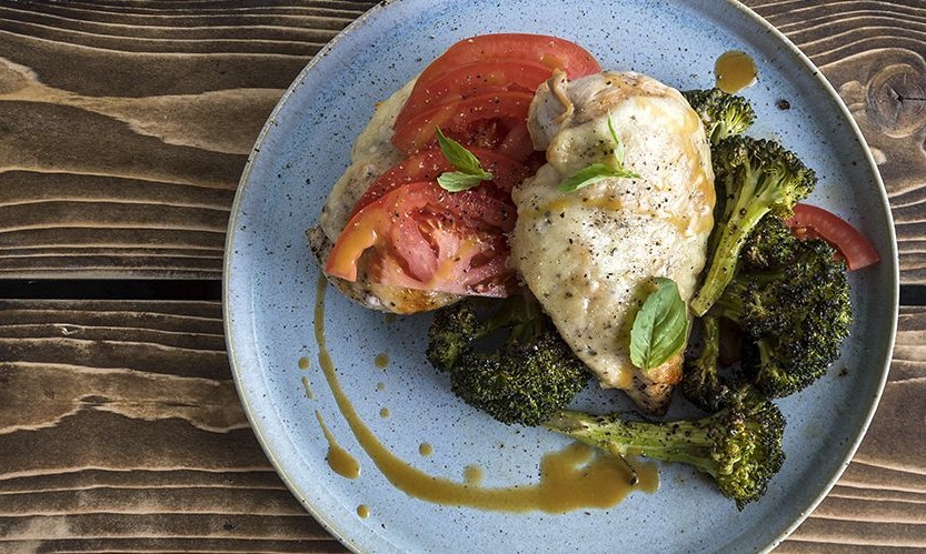 Άκης Πετρετζίκης: Κοτόπουλο καπρέζε με μπρόκολο