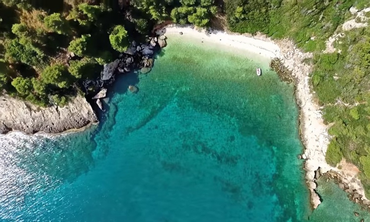 Αυτή είναι η κρυφή παραλία - διαμάντι της Αττικής με το μαγικό τοπίο (video)