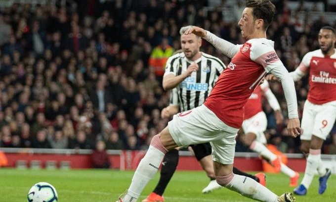 Ενδιαφέρον από Τουρκία για Οζίλ (video)