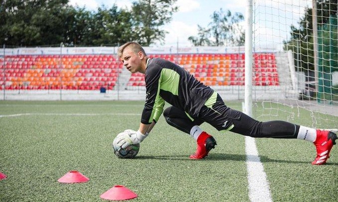 Σοκαριστικό βίντεο: Κεραυνός χτύπησε τερματοφύλακα στη Ρωσία (video)