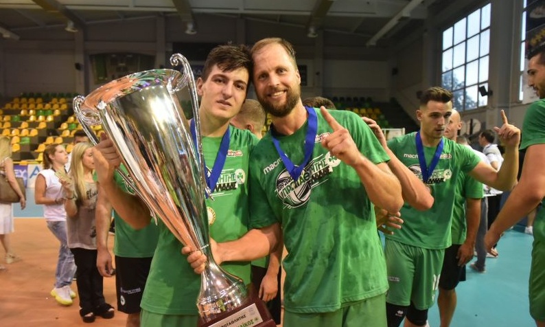 Το είπε και το έκανε ο Γιάκομπσεν: Ξύρισε το κεφάλι του για το πρωτάθλημα! (photos)