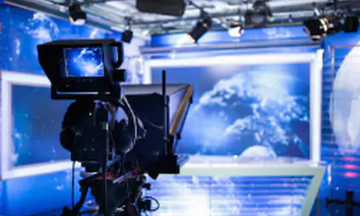 Παρουσιάστρια ειδήσεων λέει το δελτίο και της…  φεύγει το δόντι (pics)