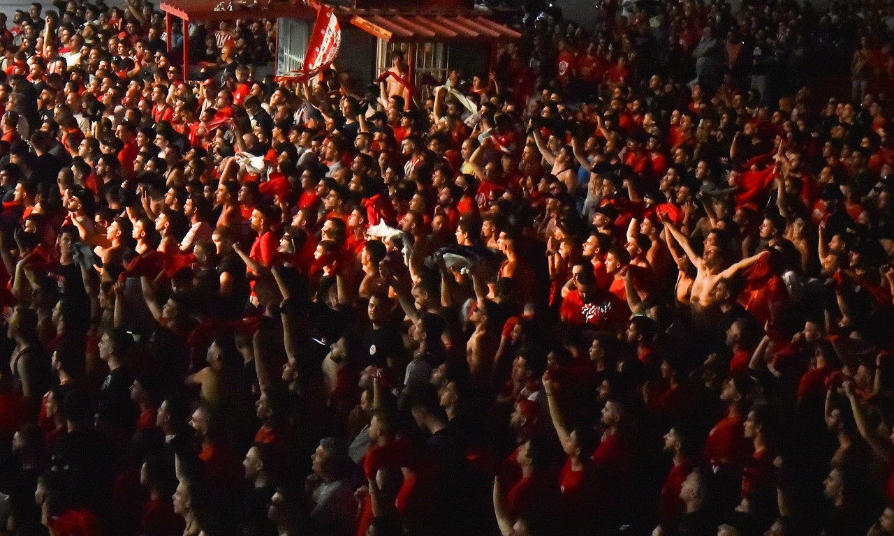 Ολυμπιακός – ΑΕΚ: Φωτοβολίδα χτύπησε οπαδό των «ερυθρόλευκων»