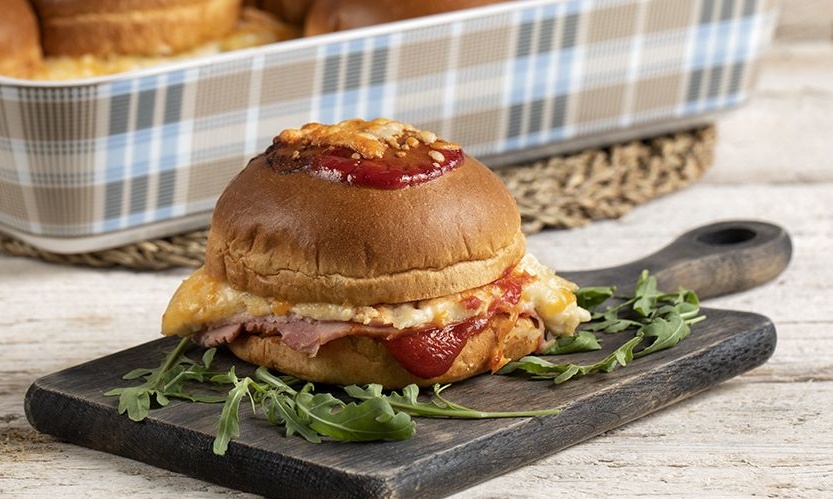 Άκης Πετρετζίκης: Burger croque monsieur