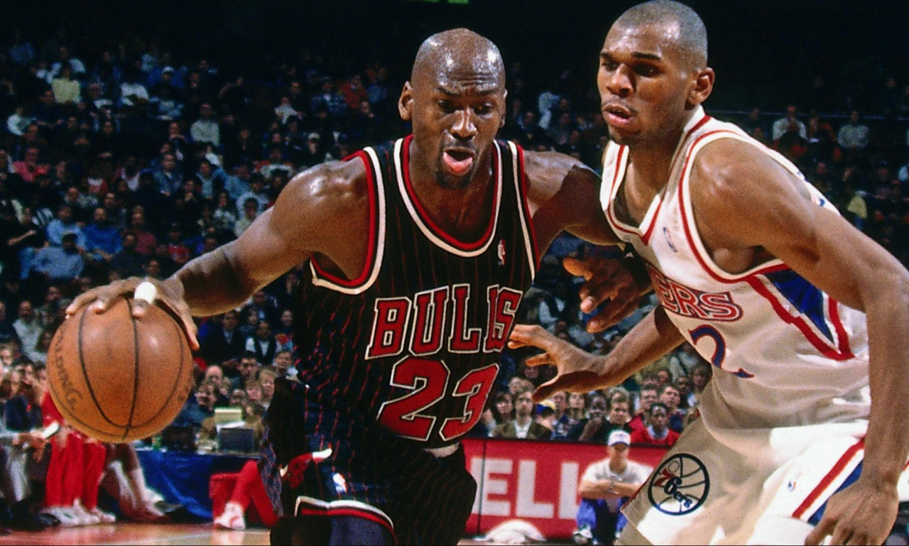 Τρέλα για τη νέα φανέλα των Σικάγο Μπουλς με το logo του «ιπτάμενου» Τζόρνταν (photo)