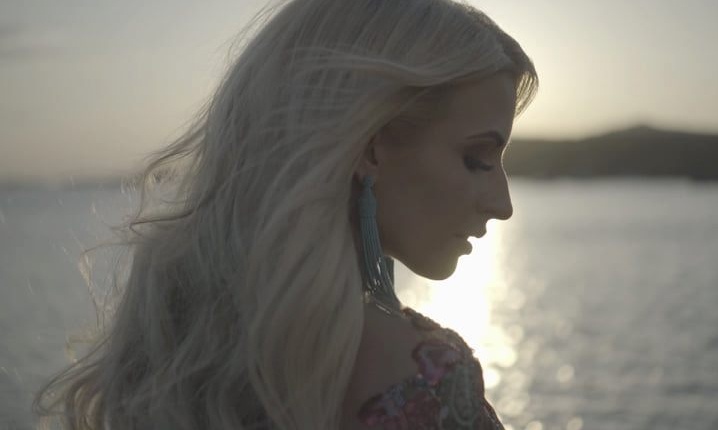 Ελένη Γρίβα: Μας συστήνεται με το πρώτο της τραγούδι «Η μέρα της ελευθερίας μου»