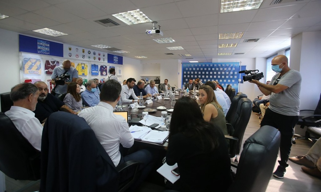 Super League: «Όχι» στην αναδιάρθρωση, απειλεί με αποχή