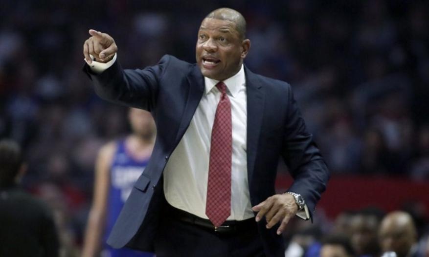 Ντοκ Ρίβερς: «Γονάτισα 2 λεπτά και πονάω. Άλλος γονάτισε 8 λεπτά στον λαιμό κάποιου»