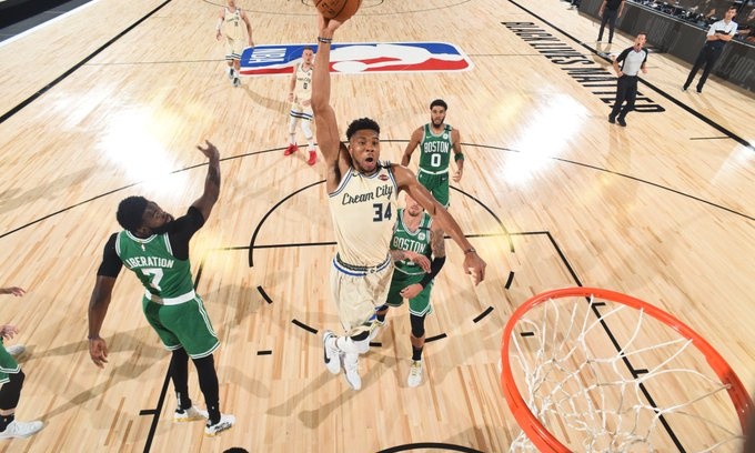 Πολύ σκληρός για να... αποβληθεί ο Γιάννης, πήραν το ντέρμπι οι Μπακς! (video)